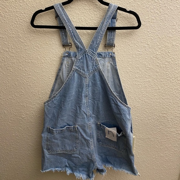 TIMELESS SMILE DISTRESSED MEDIUM WASH DENIM OVERALL SHORTS - Size Large - Picture 5 of 10